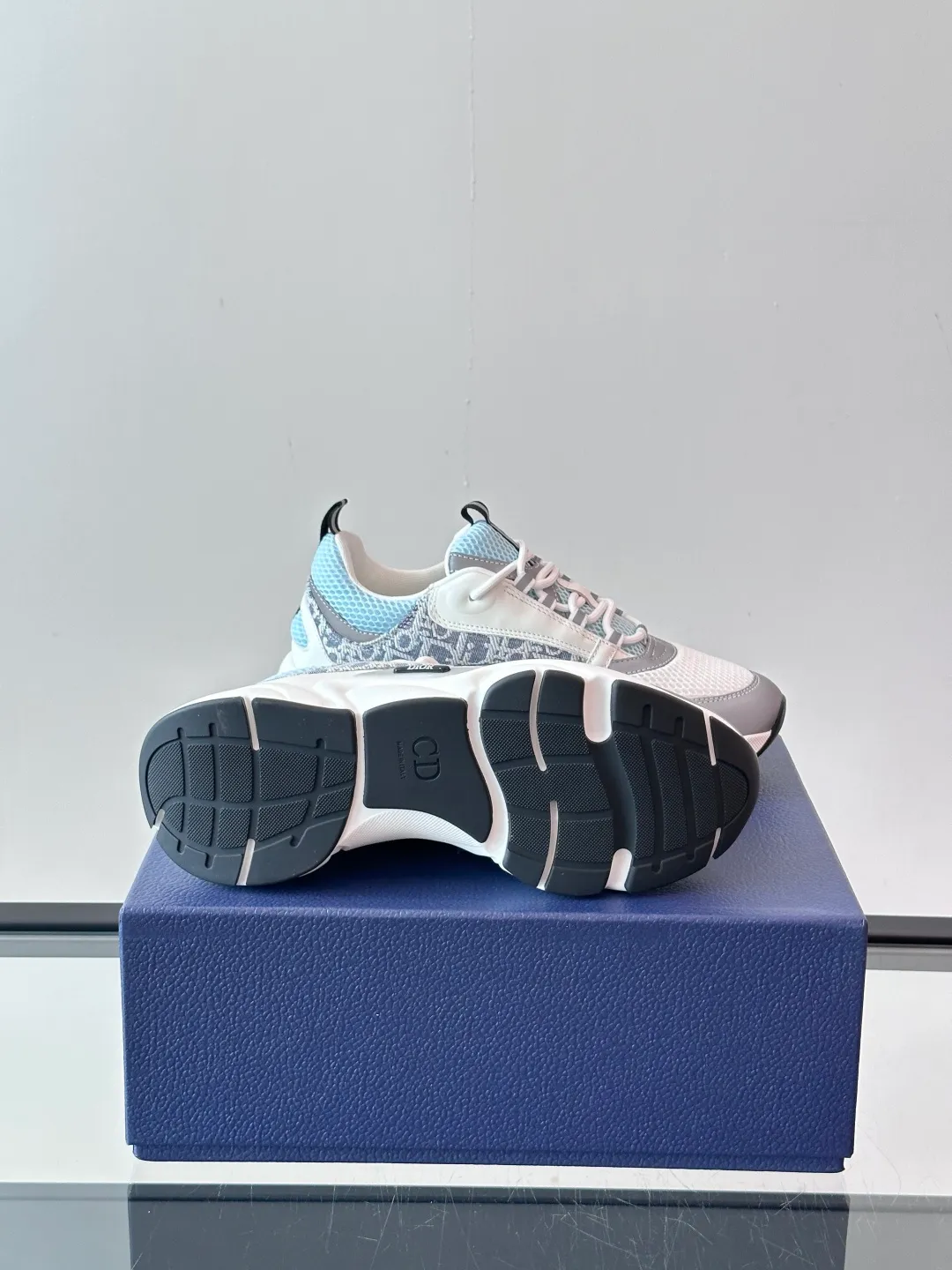 Factory price: 480💰 ◾️▫️Dior D®️ x 🆕 (high version) B22 men's jogging fashion sneakers, this single product draws inspiration from retro jogging shoes. It adopts a thick low-top design, with an upper made of black cow leather and mesh fabric, and a black and white engraved rubber sole. Black mesh fabric tongue and heel counters complement black laces, with an embossed "Di~r" logo embellishment on the side. These sneakers can be mixed and matched with a classic suit for a sporty chic look! Size: 39-45 (38, 46, 47 can be customized)